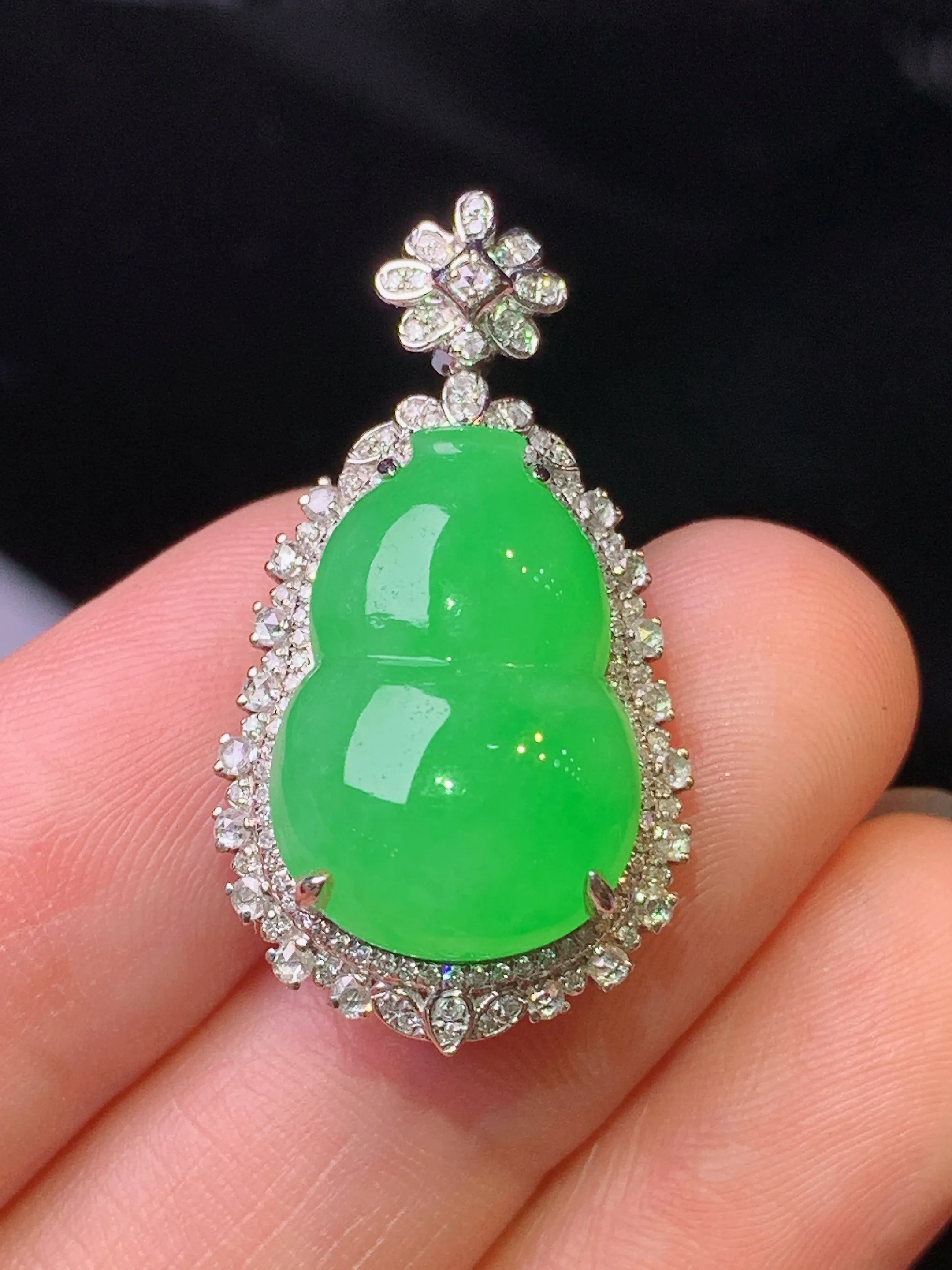 18k金钻镶嵌满绿葫芦吊坠 玉质细腻 水润亮眼 色泽艳丽 整体尺寸29.2*16*10.2