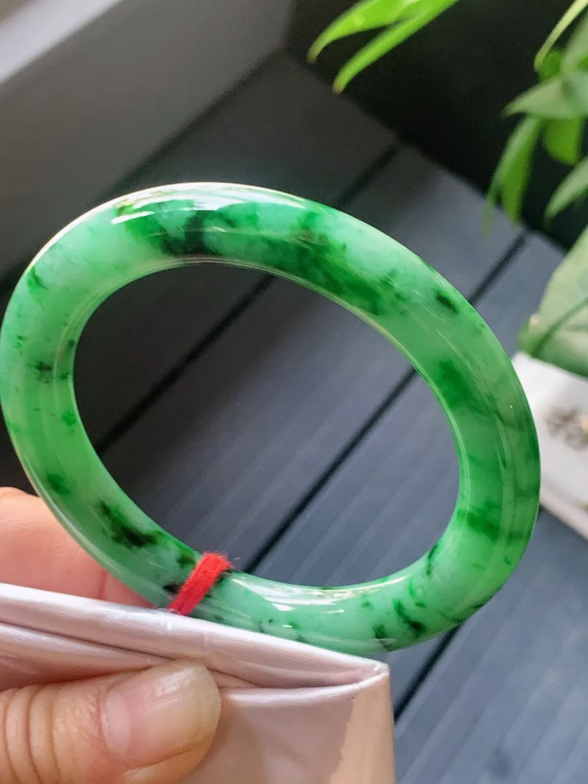 【翡翠名称】老种冰飘绿花55.4圈口圆条手镯
【翡翠尺寸】55.4/9.3/9.8mm适合55-57.8正圈口佩戴
【翡翠描述】宝贝种老水足，玉质细腻，色泽靓丽，性价比高，佩戴效果好！
【其它赠送】权威证书/精美挂绳盒子/支持全国复检