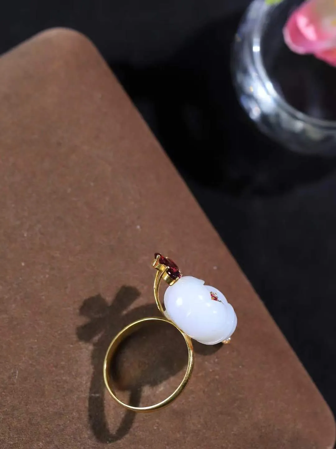 （金镶玉.荷韵.戒指）

精品和田玉白玉18k金镶嵌荷韵戒指，玉质极其细腻温润，油润感十足，心似莲花开，风华可绝代，醉卧清 风中里，翩翩入梦来。荷花悄然绽放，气韵传神  重5.37克   尺寸17.3-17-15.3mm   971201299A