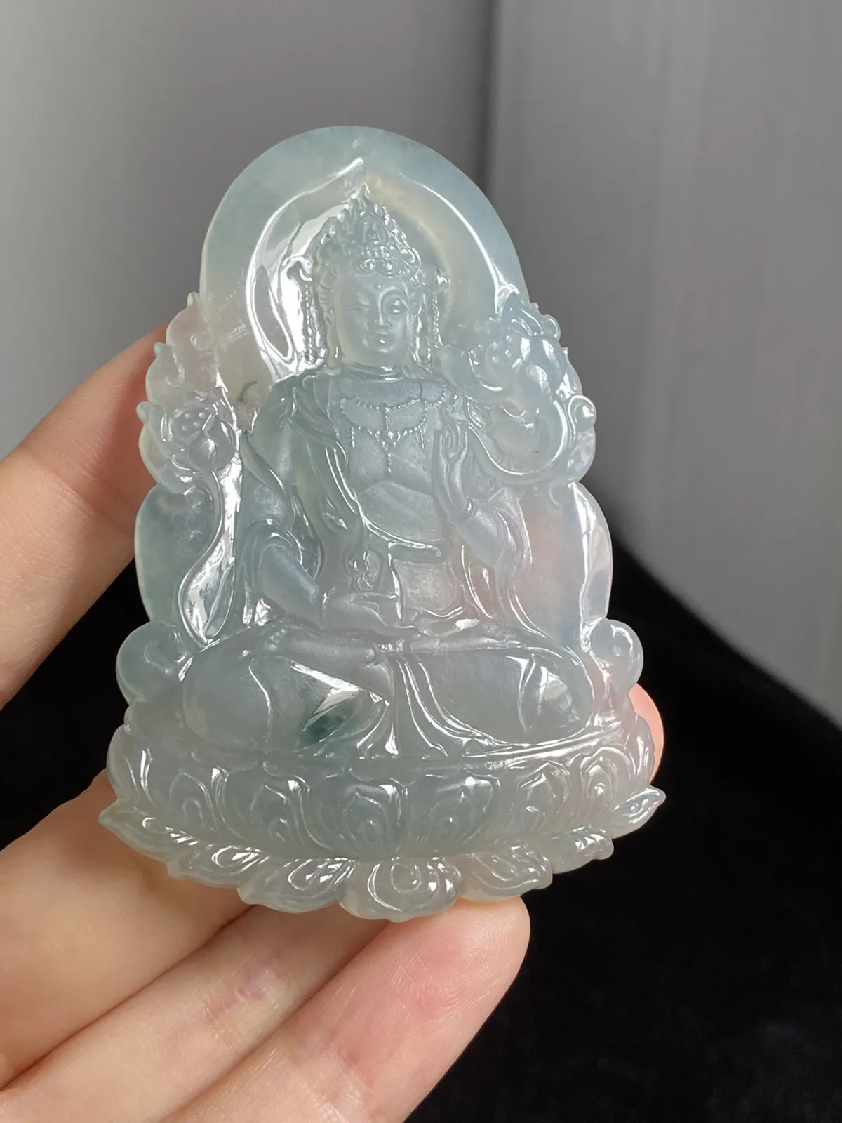 翡翠冰糯种淡绿色吊坠