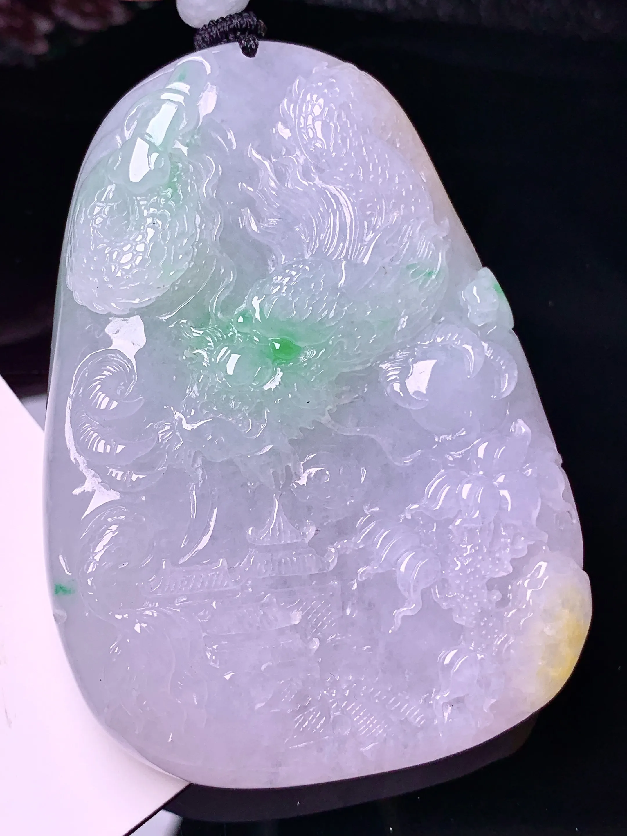 飘绿龙牌吊坠 玉质细腻 水润亮眼 色泽艳丽 整体尺寸65.6*45.7*11.2