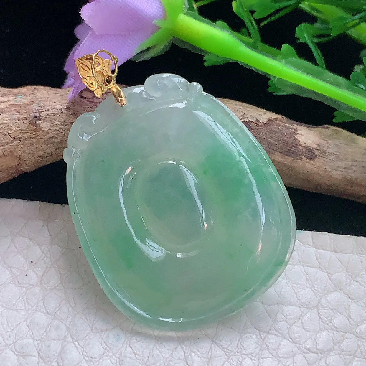 x54自然光33.8*28*5.8精美翡翠a货冰绿福贝玉吊坠 玉挂件