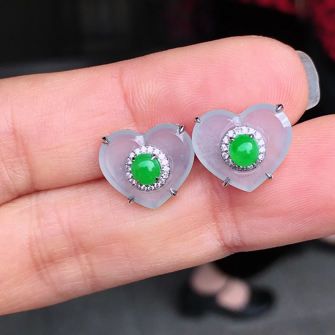 阳绿蛋面耳钉，色泽均匀艳丽，玉质细腻，荧光感超
强，饱满圆润，尽显优雅气质，18k
金豪华镶嵌