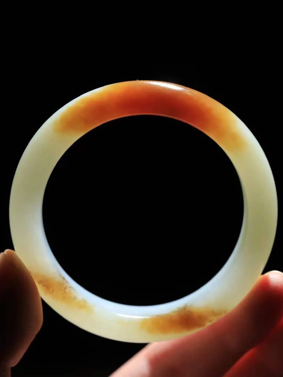 【暖玉生香·手镯】

精品和田玉糖白玉手镯，质地油润细腻，色泽高贵典雅，镯型古朴典雅。在诗情画意的雨巷相遇，你是我腕间的一抹风情，有你眸有深情，清风荡漾湖间静水，我愿俯身低眉，在烟波涟漪处，寻你深情倩影。内径53mm尺寸13-8.7mm重52.5克fDL-181271200