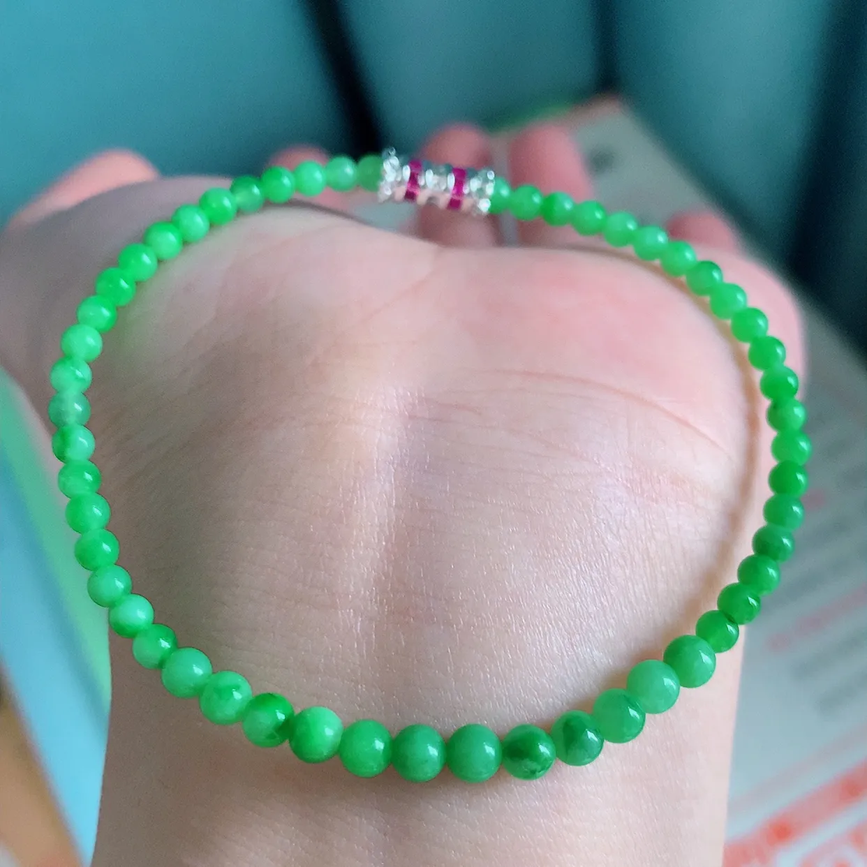 自然光实拍   冰润满绿翡翠手串手链，款式新颖，佩戴效果时尚出众 尽显气质，玉质细腻，美感十足 #001.1尺寸3.2-3.9mm