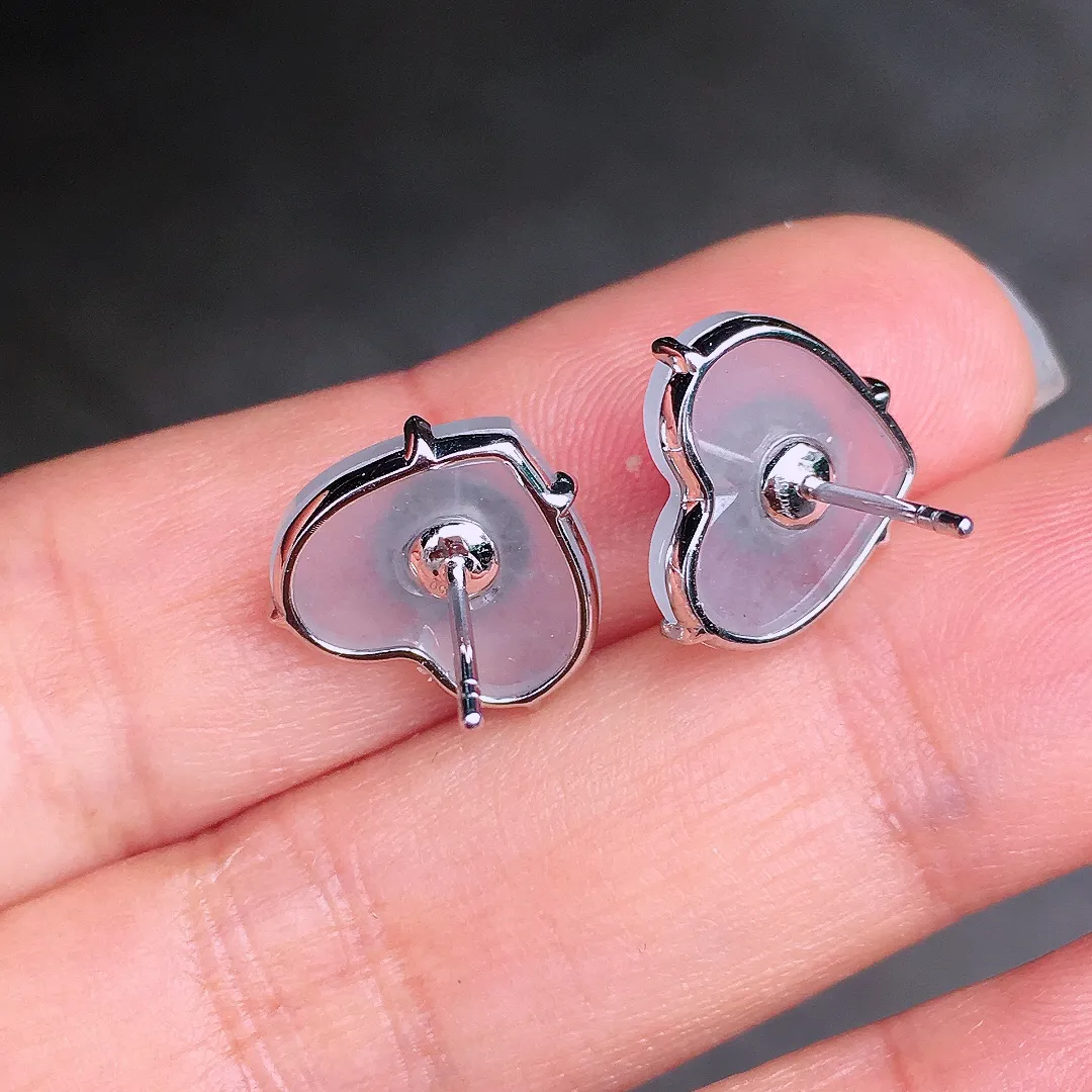 阳绿蛋面耳钉，色泽均匀艳丽，玉质细腻，荧光感超
强，饱满圆润，尽显优雅气质，18k
金豪华镶嵌