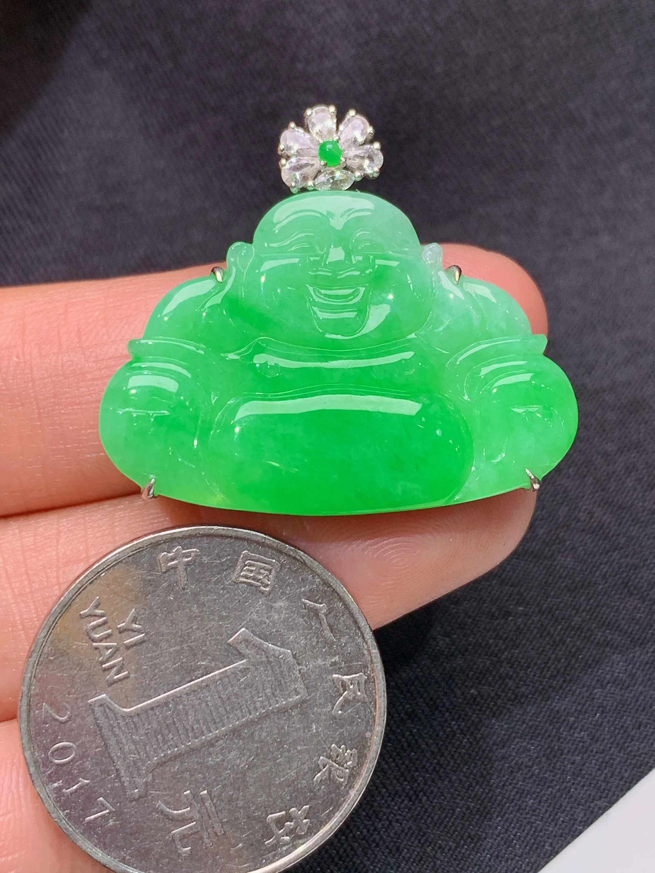 冰阳绿笑佛吊坠，18k金镶嵌，冰润色阳，品相好，种水足，Zy整体尺寸27.6*31.7*5.5