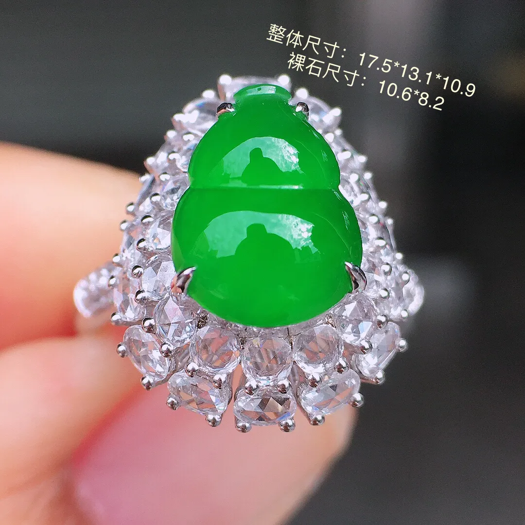 阳绿葫芦戒指，色泽均匀艳丽，玉质细腻，荧光感超
强，饱满圆润，尽显优雅气质，18k
金豪华镶嵌