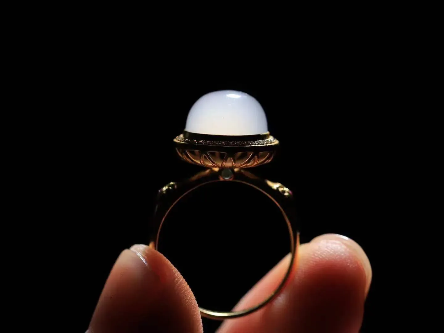 【金镶玉.戒指】

精品和田玉烟紫Au750金戒指 玉质细腻温润 油性十足 ，不论时光如何流转变化，这枚戒指始终闪耀着最初的光芒。精工镶嵌18K金 （保真金 可检测贵金属18K金） 重3.68克 尺寸17-10mm 781201255A