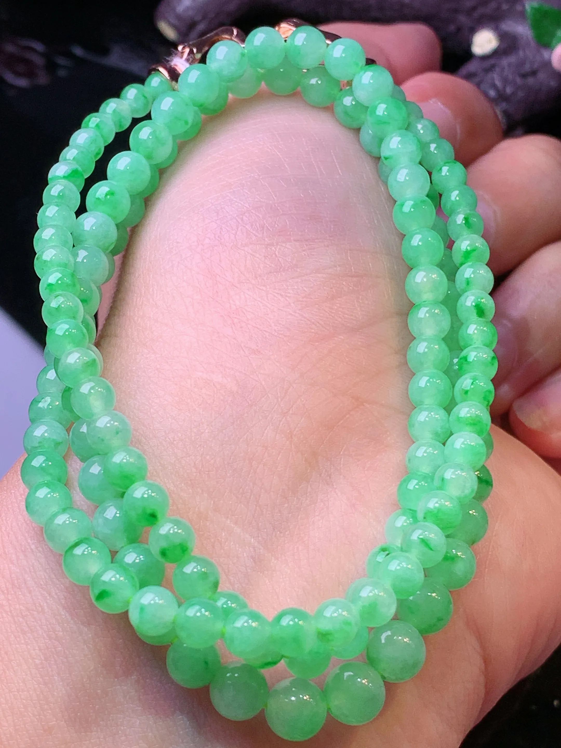 果绿圆珠项链 玉质细腻 水润亮眼 色泽艳丽 整体尺寸5.8