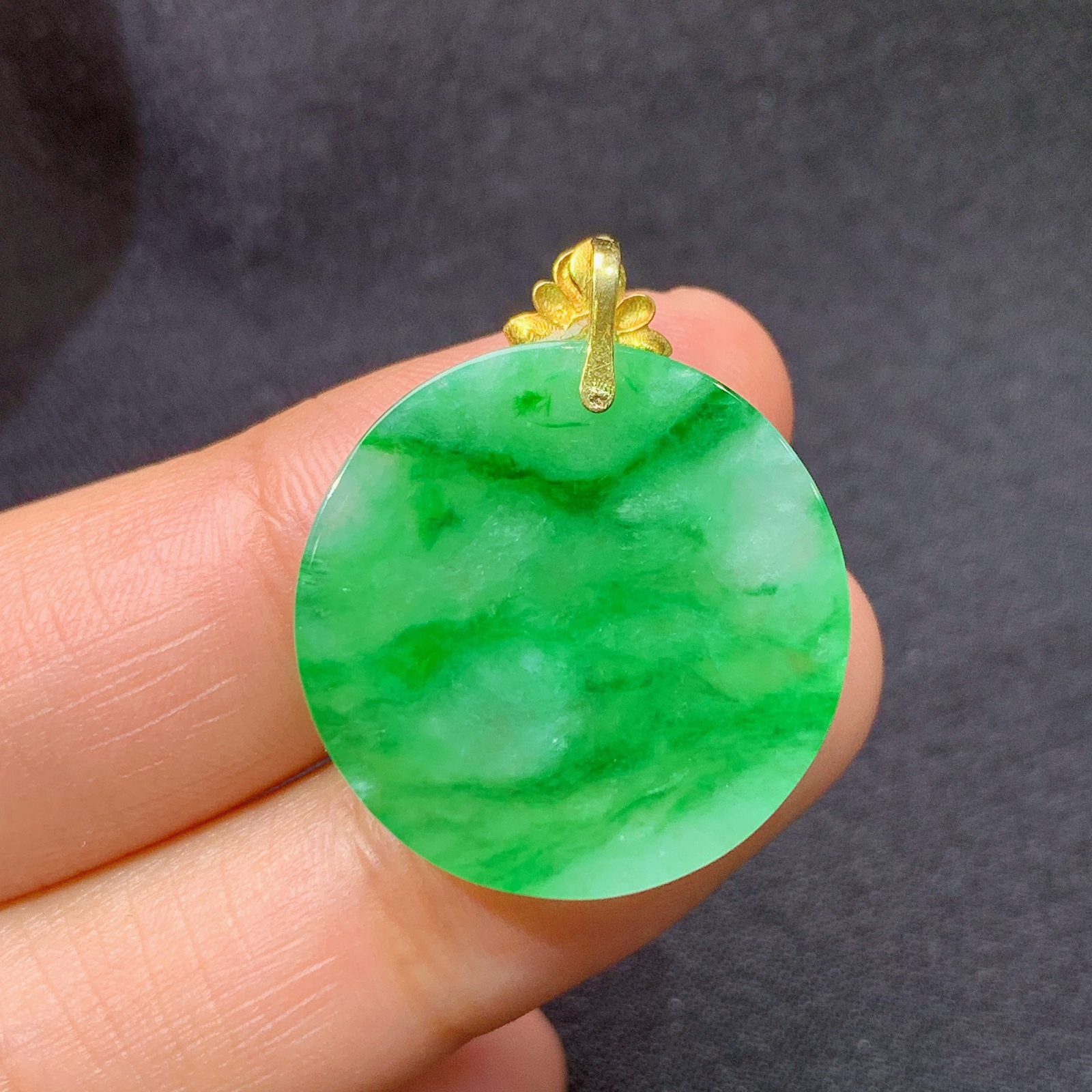 飘绿圆牌吊坠，18k金镶嵌，冰润色阳，种水足，My 尺寸27.3*22.3*3