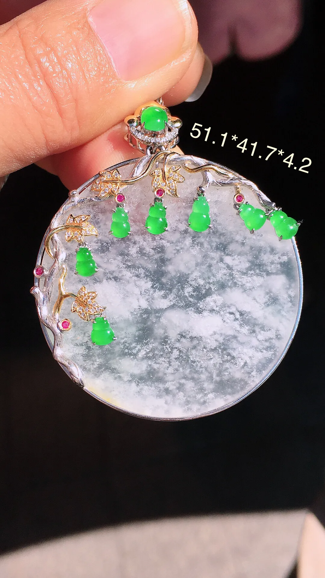 冰种平安扣吊坠，色泽均匀艳丽，玉质细腻，荧光感超
强，饱满圆润，尽显优雅气质，18k
金豪华镶嵌