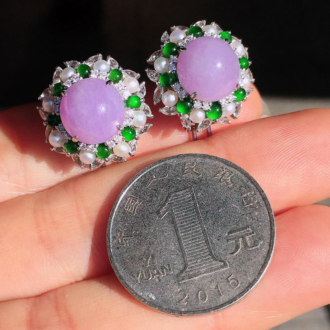 紫罗兰蛋面耳钉，色泽均匀艳丽，玉质细腻，饱满圆润，尽显优雅气质，18k
金豪华镶嵌