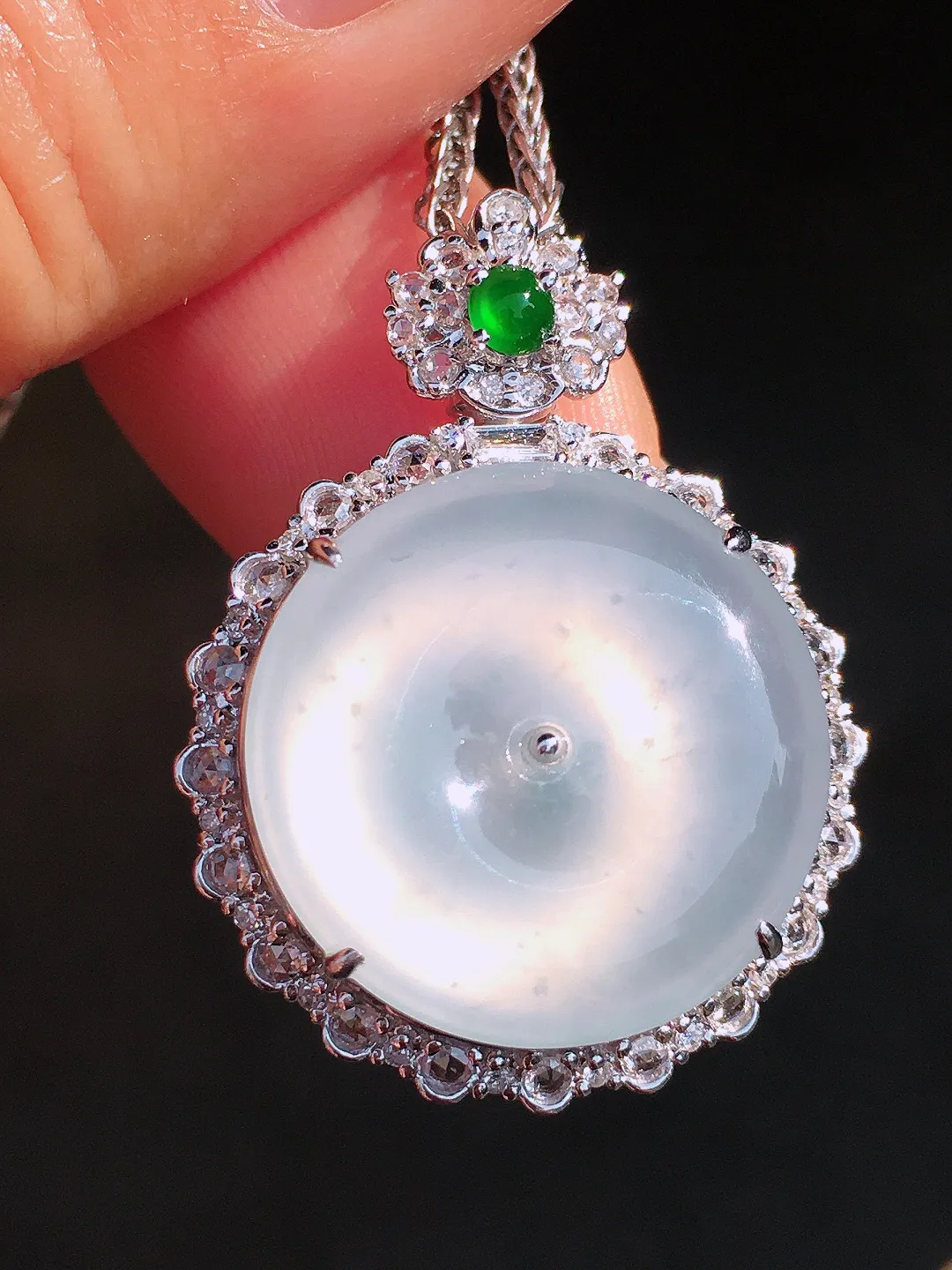 冰种平安扣吊坠，玉质细腻，荧光感超
强，饱满圆润，尽显优雅气质，18k
金豪华镶嵌