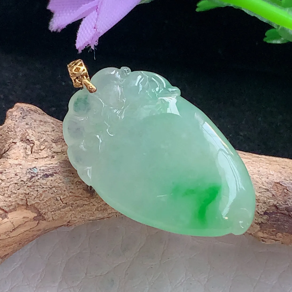 x54自然光27.8*17*6.8精美翡翠a货飘绿福瓜 玉瓜玉吊坠 玉挂件