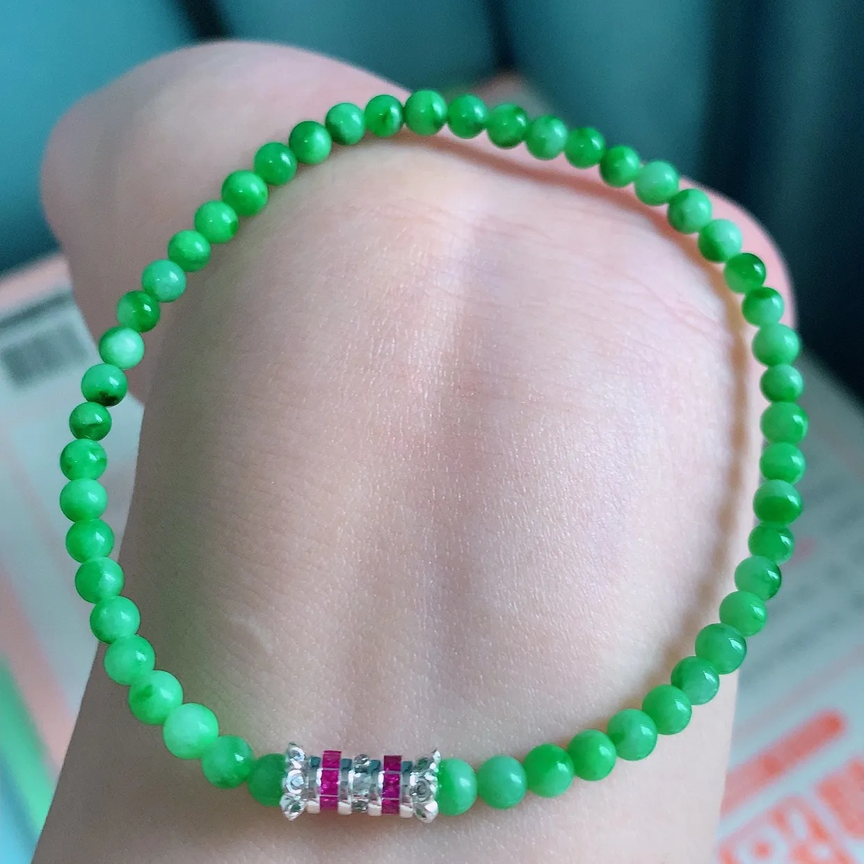 自然光实拍   冰润绿色飘花翡翠手串手链，款式新颖，佩戴效果时尚出众 尽显气质，玉质细腻，美感十足 