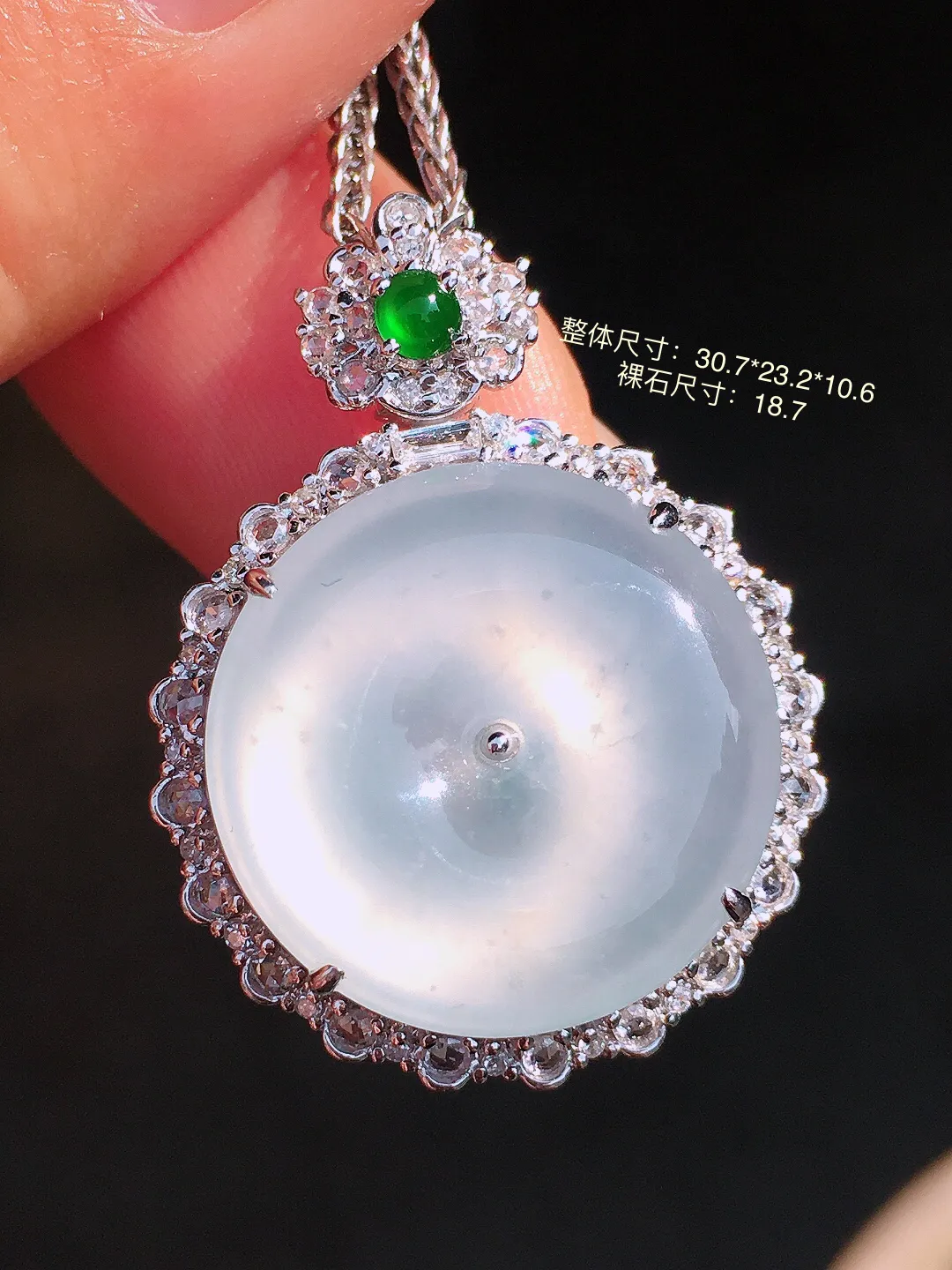 冰种平安扣吊坠，玉质细腻，荧光感超
强，饱满圆润，尽显优雅气质，18k
金豪华镶嵌