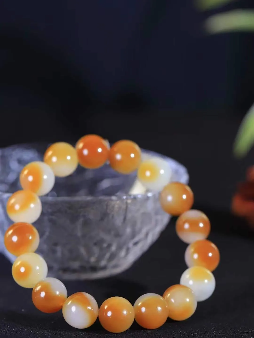 【珠圆玉润.手串】

精品和田玉糖白玉珠圆玉润手串 玉质温润细腻  整串打磨圆润，佩戴舒适。珠珠落玉盘，间关莺语花底滑，一生美好时光，无论身在何处，都有它相伴相守。事事顺遂，幸福美满，吉祥如意。重44.5克 尺寸取一11.8mm FDL-161201413