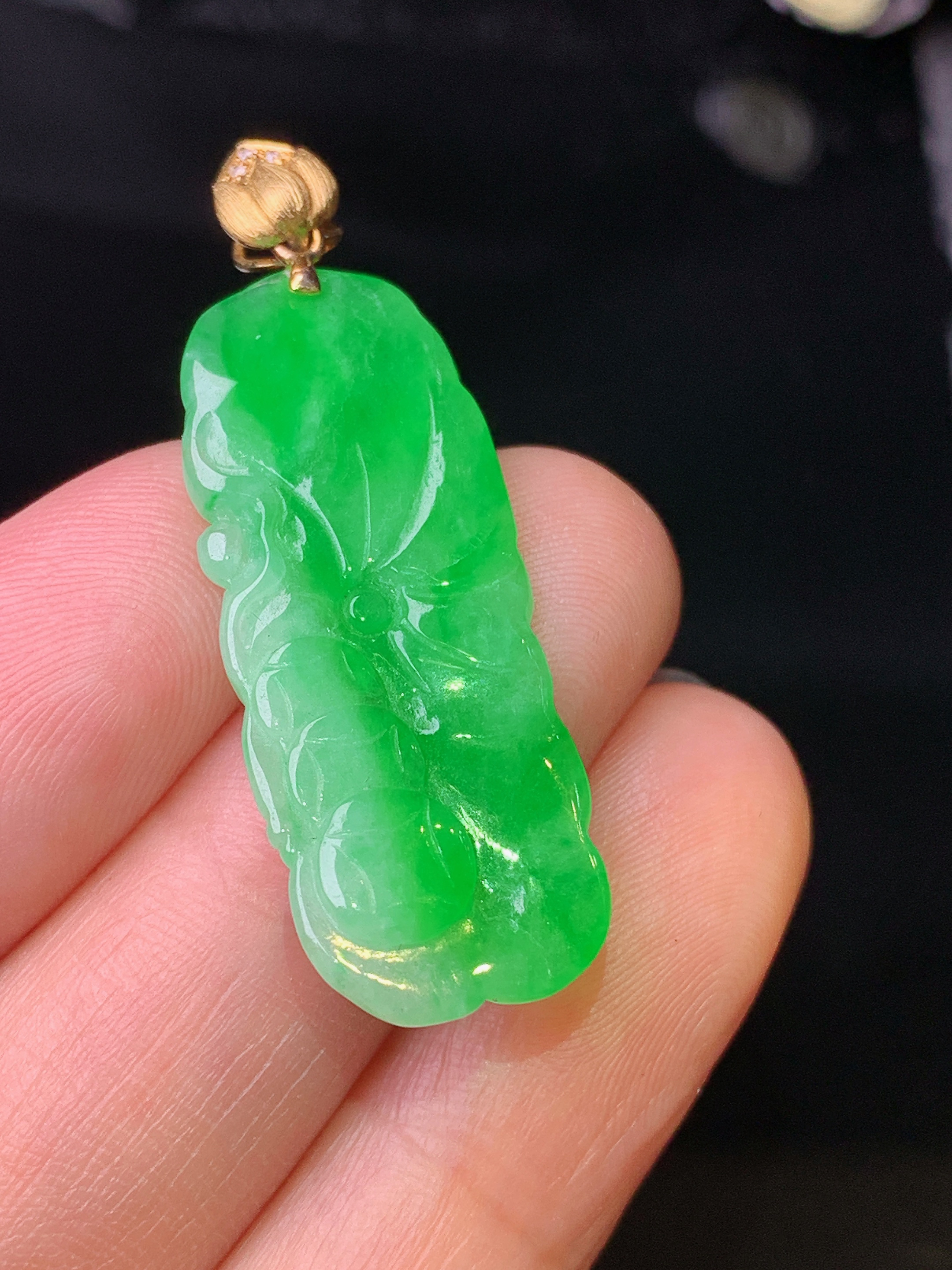 18k金镶嵌翠绿荷叶吊坠 玉质细腻 水润亮眼 色泽艳丽 整体尺寸39.6*13*3