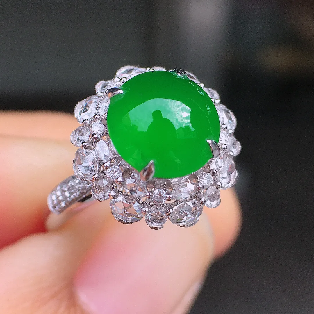 阳绿蛋面戒指，色泽均匀艳丽，玉质细腻，荧光感超
强，饱满圆润，尽显优雅气质，18k
金豪华镶嵌