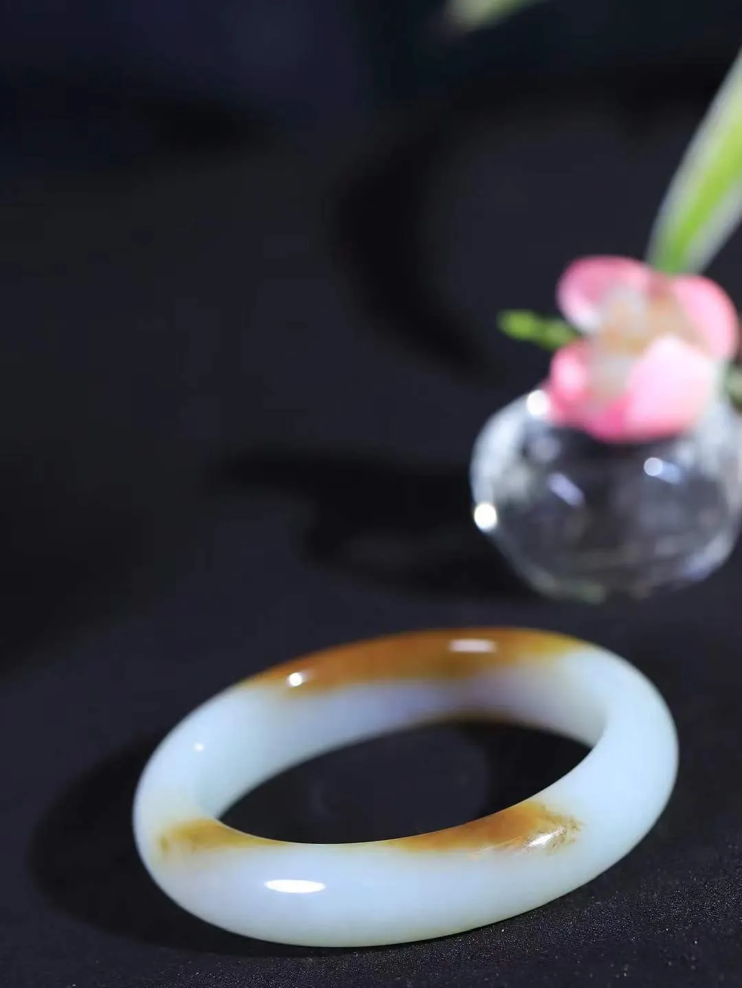 【暖玉生香·手镯】

精品和田玉糖白玉手镯，质地油润细腻，色泽高贵典雅，镯型古朴典雅。在诗情画意的雨巷相遇，你是我腕间的一抹风情，有你眸有深情，清风荡漾湖间静水，我愿俯身低眉，在烟波涟漪处，寻你深情倩影。内径53mm尺寸13-8.7mm重52.5克fDL-181271200