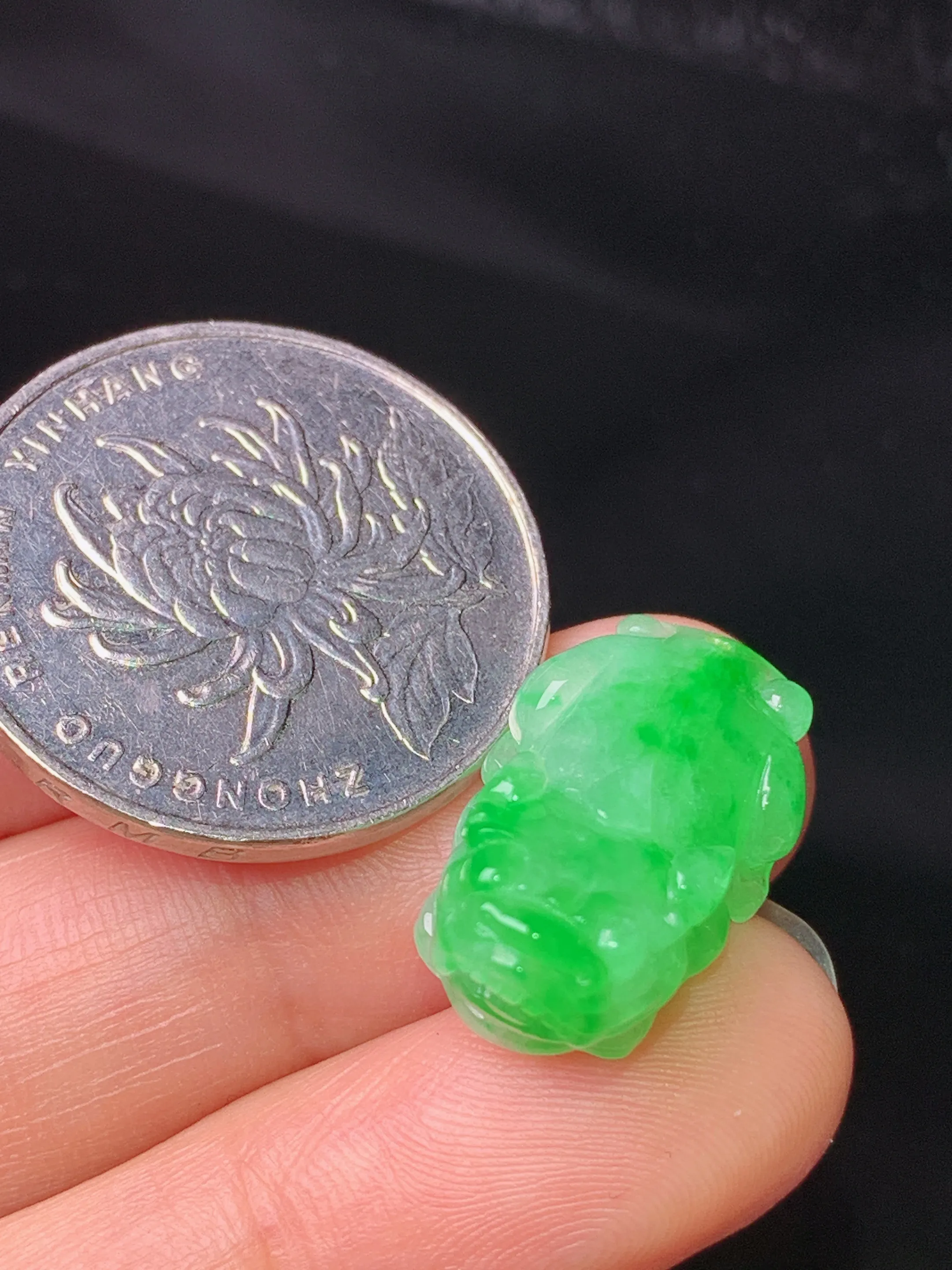 翠绿貔貅吊坠 玉质细腻 色泽艳丽清新 整体尺寸22*12*9.6