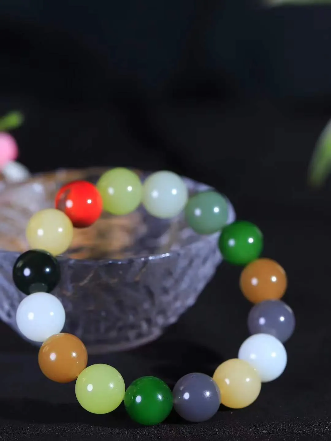 【多宝手串】

精选和田玉多宝手串，每一颗玉石都凝聚自然的灵气与岁月的沉淀，寓意福禄寿喜，守护您的平安与幸福。佩戴它，感受千年玉文化的温润与优雅。重55.4克  尺寸取一13.1mm  56120739A