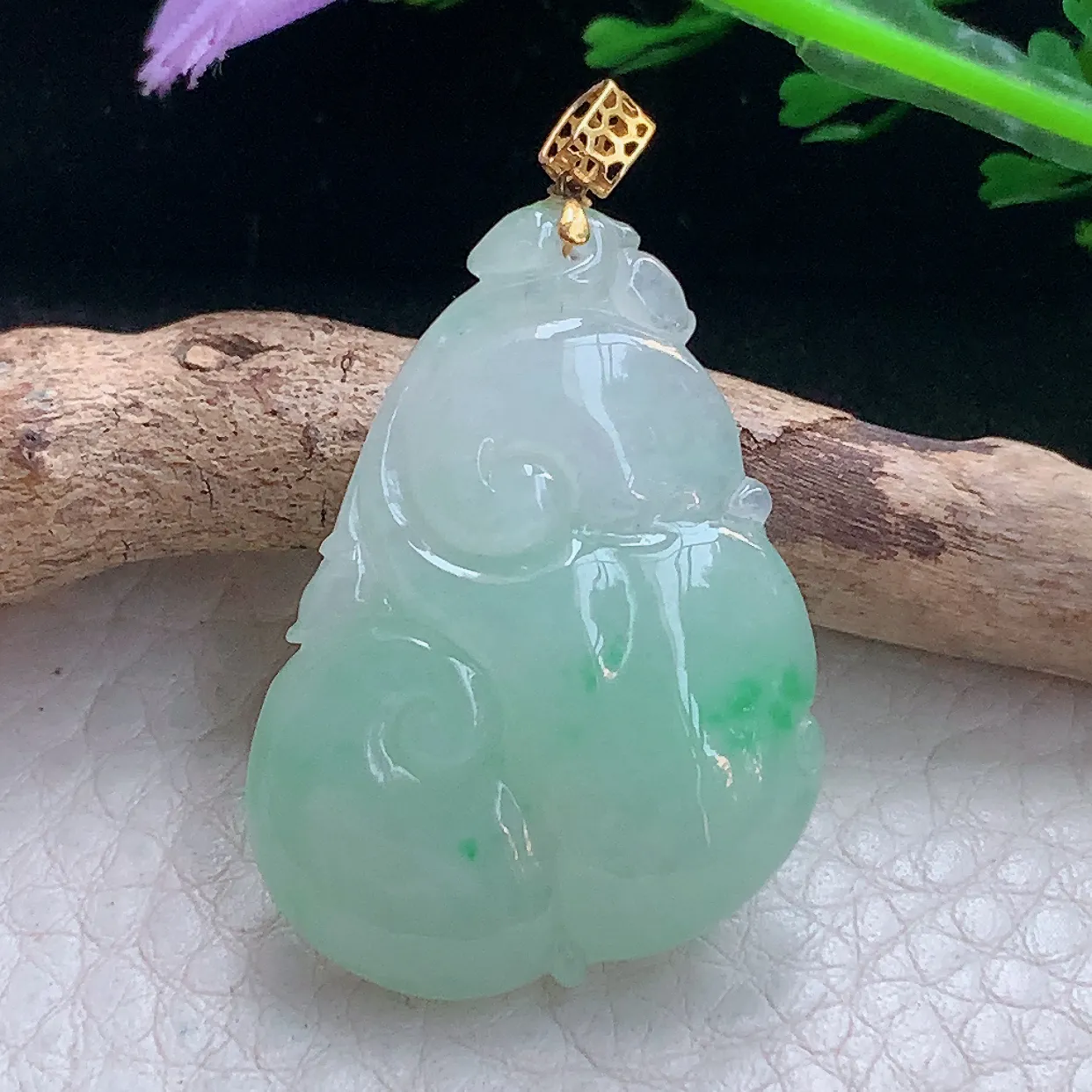 x54自然光34.2*23.8*7精美翡翠a货飘绿祥云如意玉吊坠 玉挂件