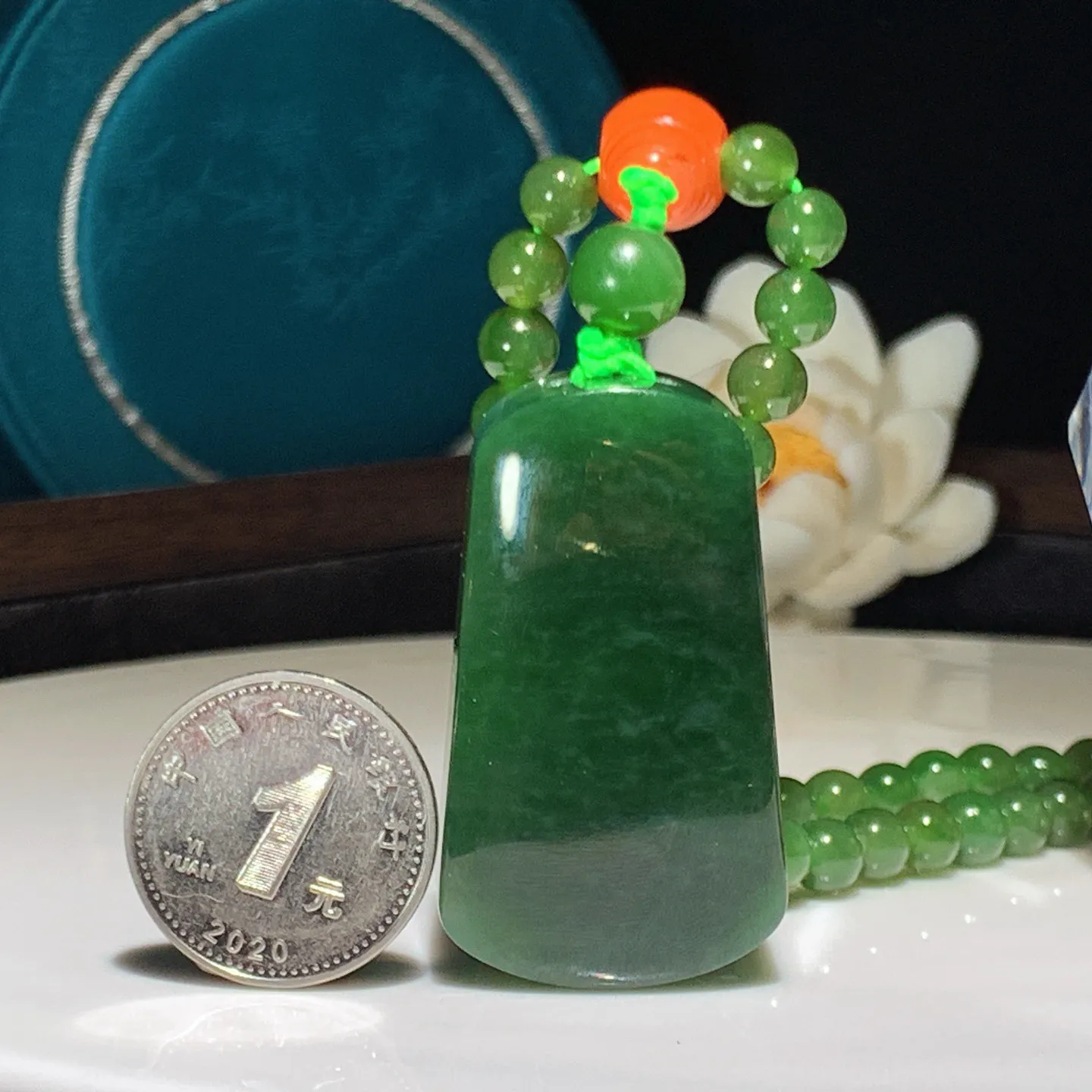 和田玉菠菜绿俄罗斯碧玉平安无事牌挂件。尺寸43/25/14重72克。玉质细腻油润。手推出油。佩戴高端典雅。lt251213