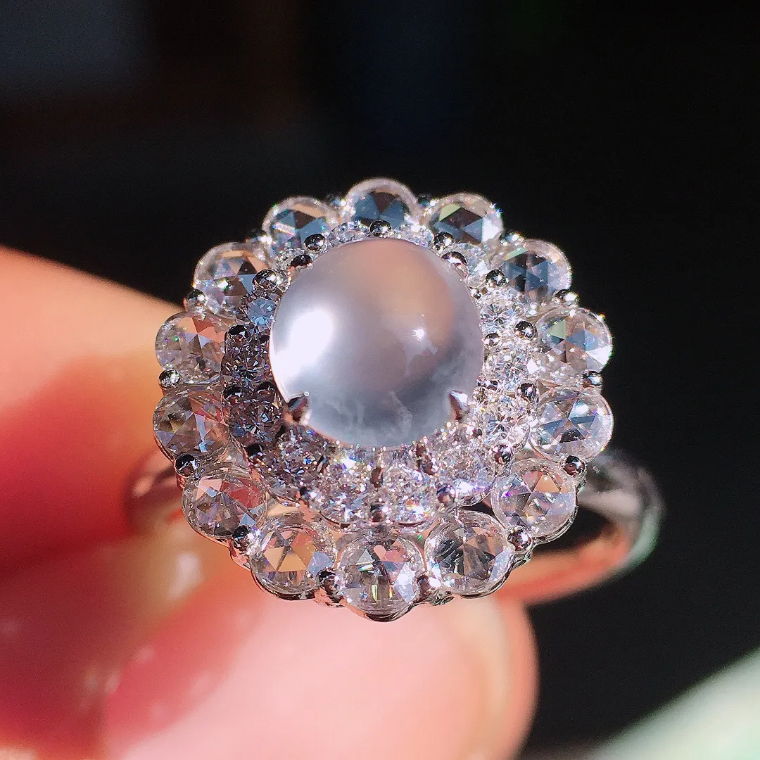 玻璃种蛋面戒指，玉质细腻，荧光感超
强，饱满圆润，尽显优雅气质，18k
金豪华镶嵌