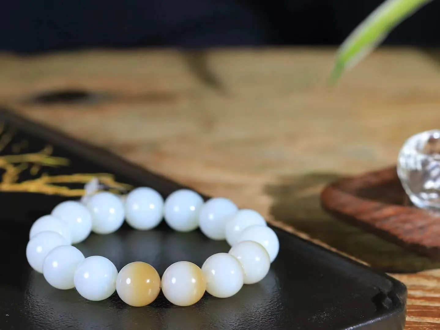 【珠圆玉润.手串】

精品和田玉糖白玉珠圆玉润手串 玉质温润细腻  整串打磨圆润，佩戴舒适。珠珠落玉