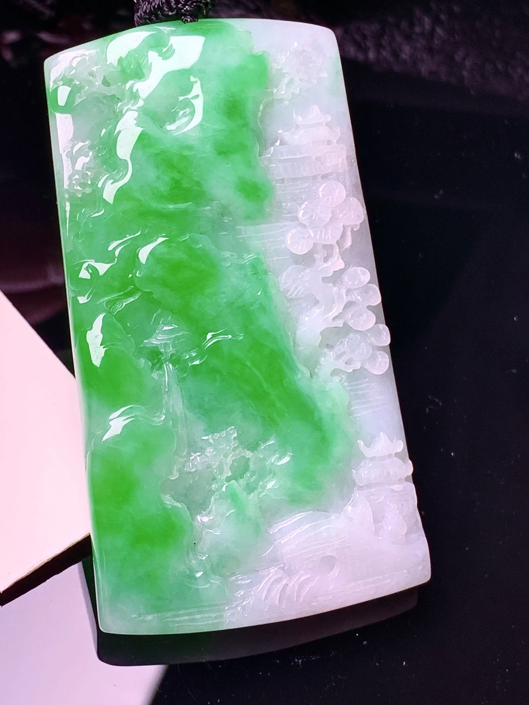 飘绿山水牌子吊坠 玉质细腻 水润亮眼 色泽艳丽 整体尺寸55*30*5.6