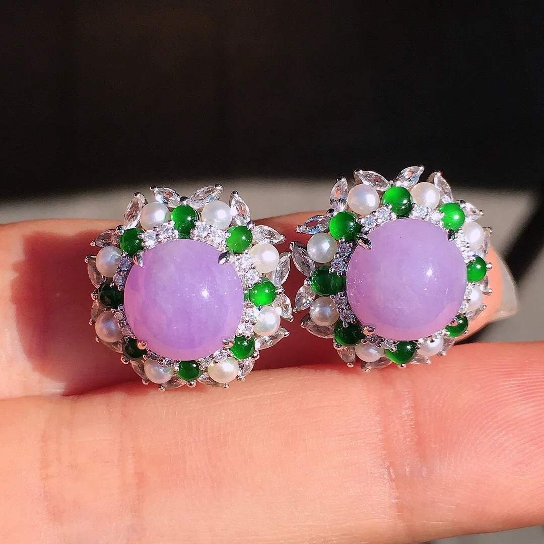 紫罗兰蛋面耳钉，色泽均匀艳丽，玉质细腻，饱满圆润，尽显优雅气质，18k
金豪华镶嵌