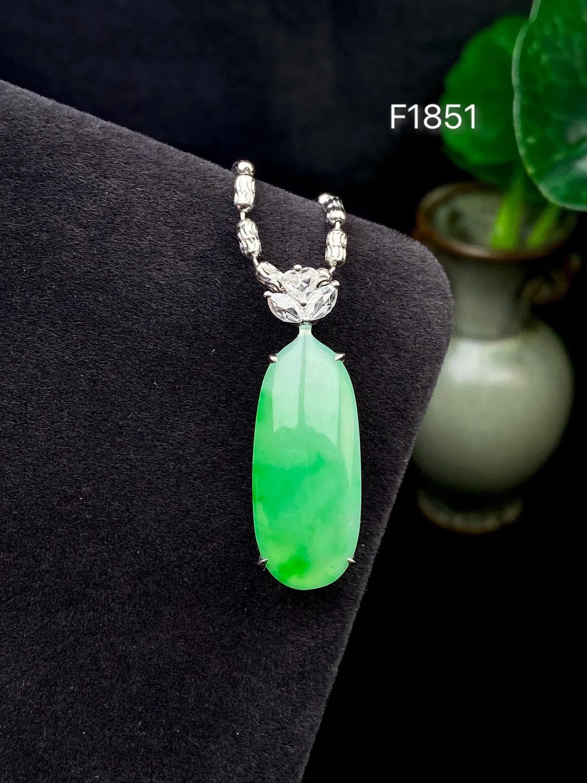 【冰种飘绿福瓜吊坠】种水上乘，晶莹剔透，纯净通透，18k金钻精美镶嵌，裸石尺寸24.5*10*3.1