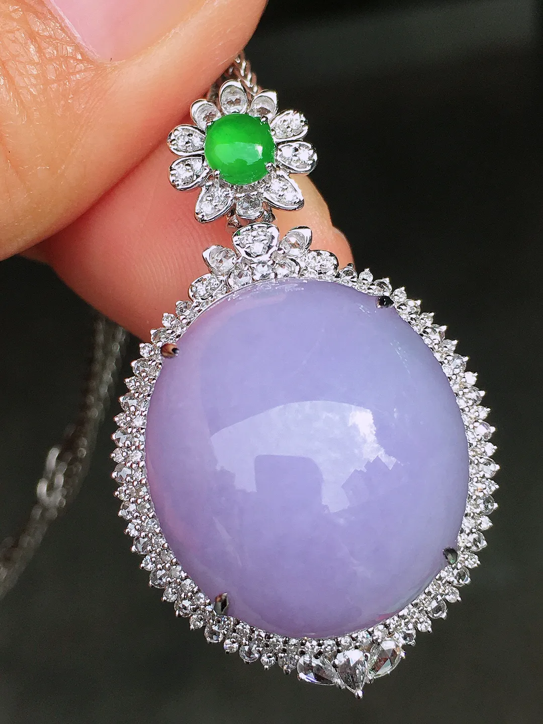 紫罗兰蛋面吊坠，色泽均匀艳丽，玉质细腻，荧光感超
强，饱满圆润，尽显优雅气质，18k
金豪华镶嵌