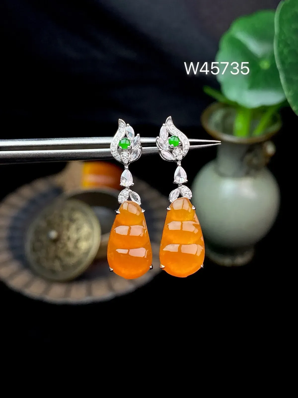 【冰种黄翡福豆耳坠】质地细润，起刚起荧光，18K金钻镶嵌，裸石尺寸14.1*8*2.5毫米