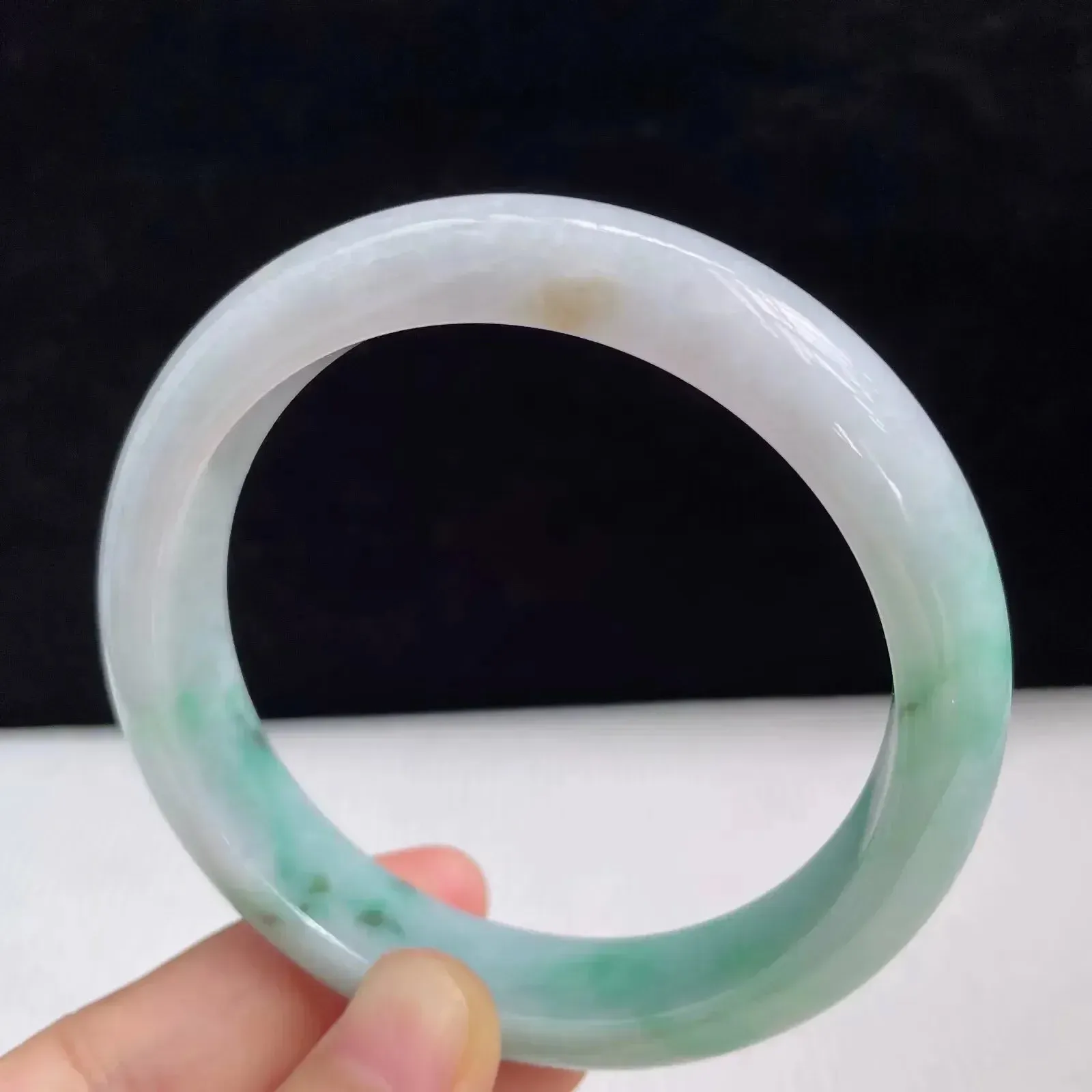 58.7mm自然光拍摄天然翡翠A货飘绿好种水正圈手镯 57.56克