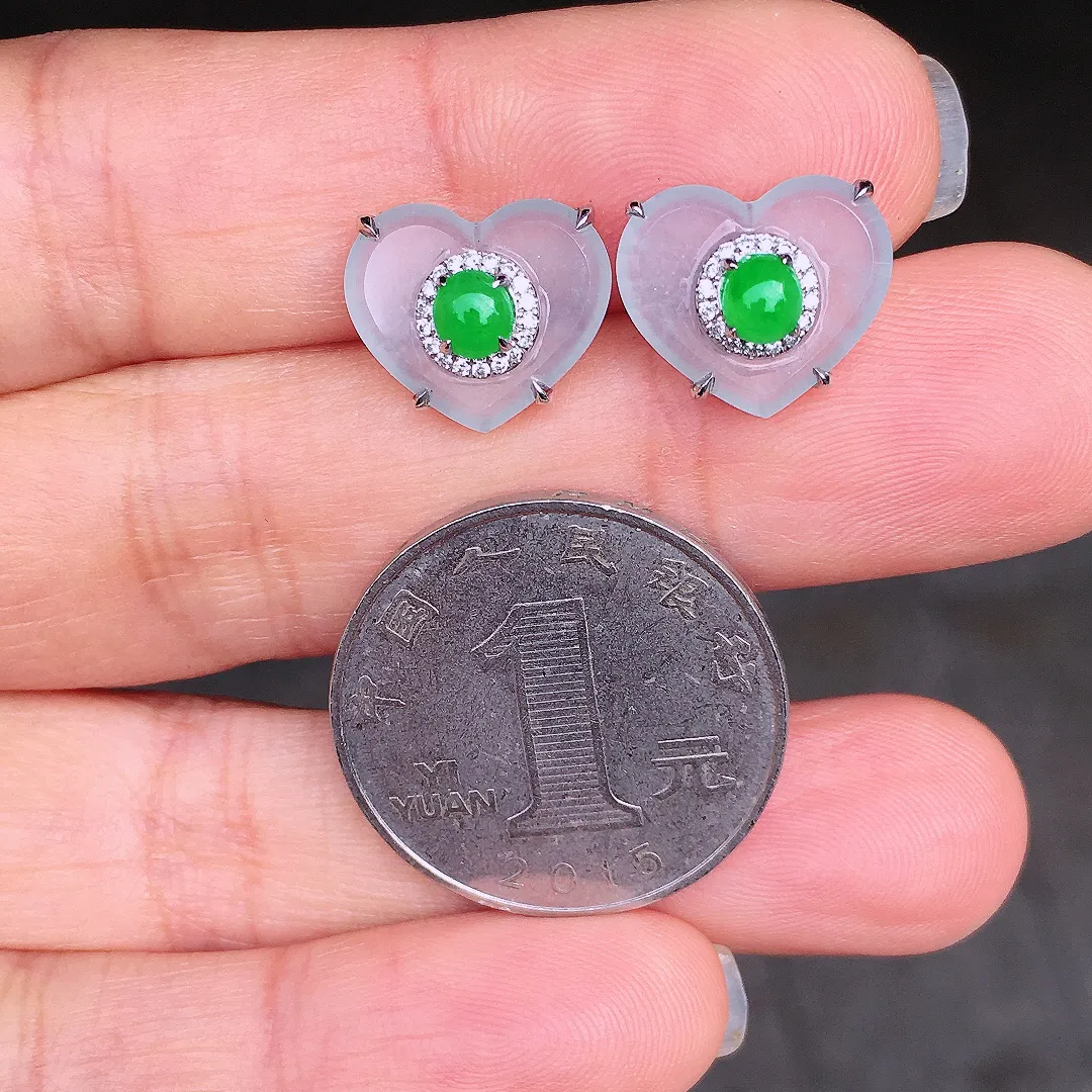 阳绿蛋面耳钉，色泽均匀艳丽，玉质细腻，荧光感超
强，饱满圆润，尽显优雅气质，18k
金豪华镶嵌