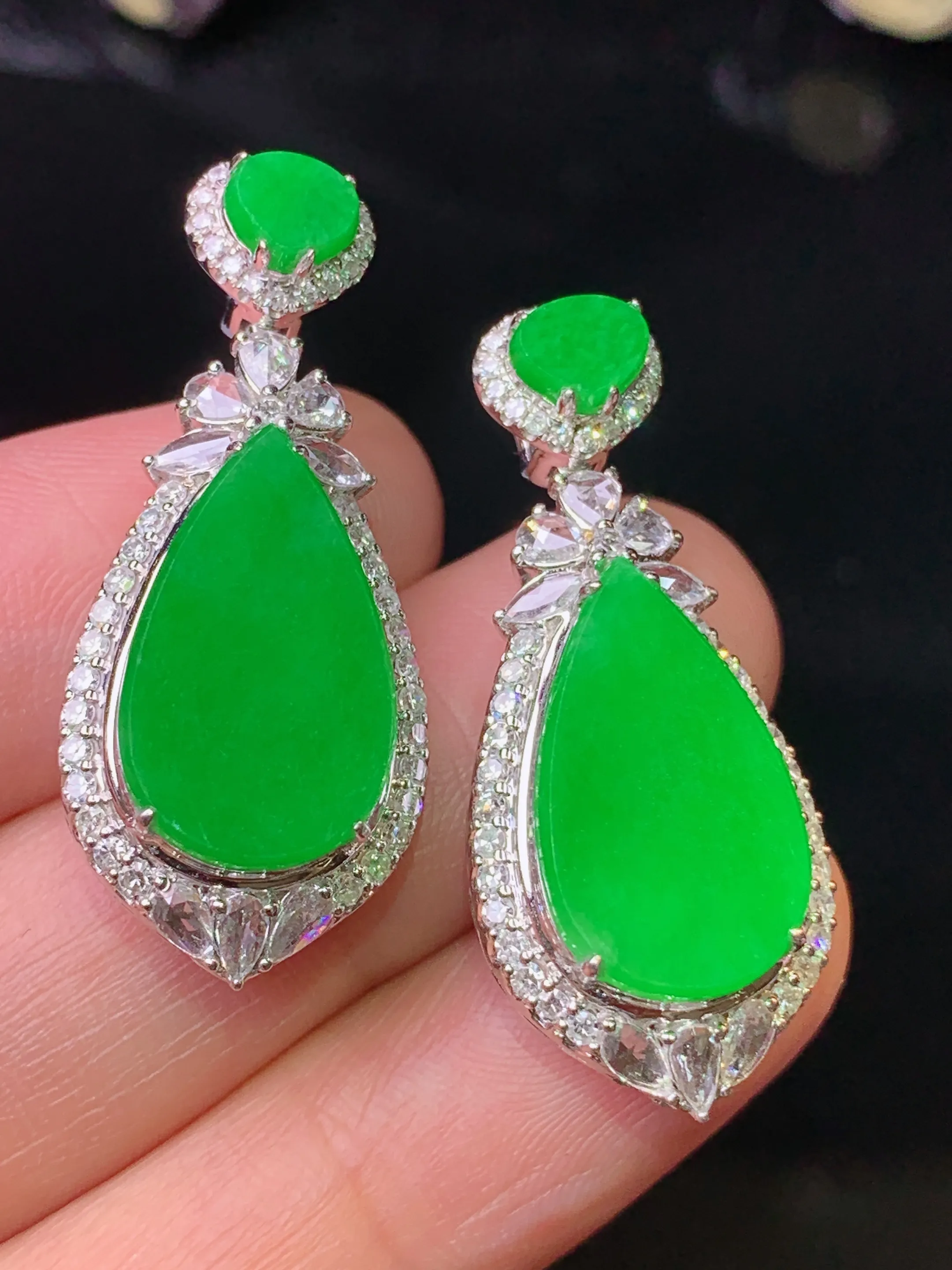 18k金钻镶嵌满绿水滴耳钉吊坠两用款 玉质细腻 水润亮眼 色泽艳丽 整体尺寸46.8*14*8.2