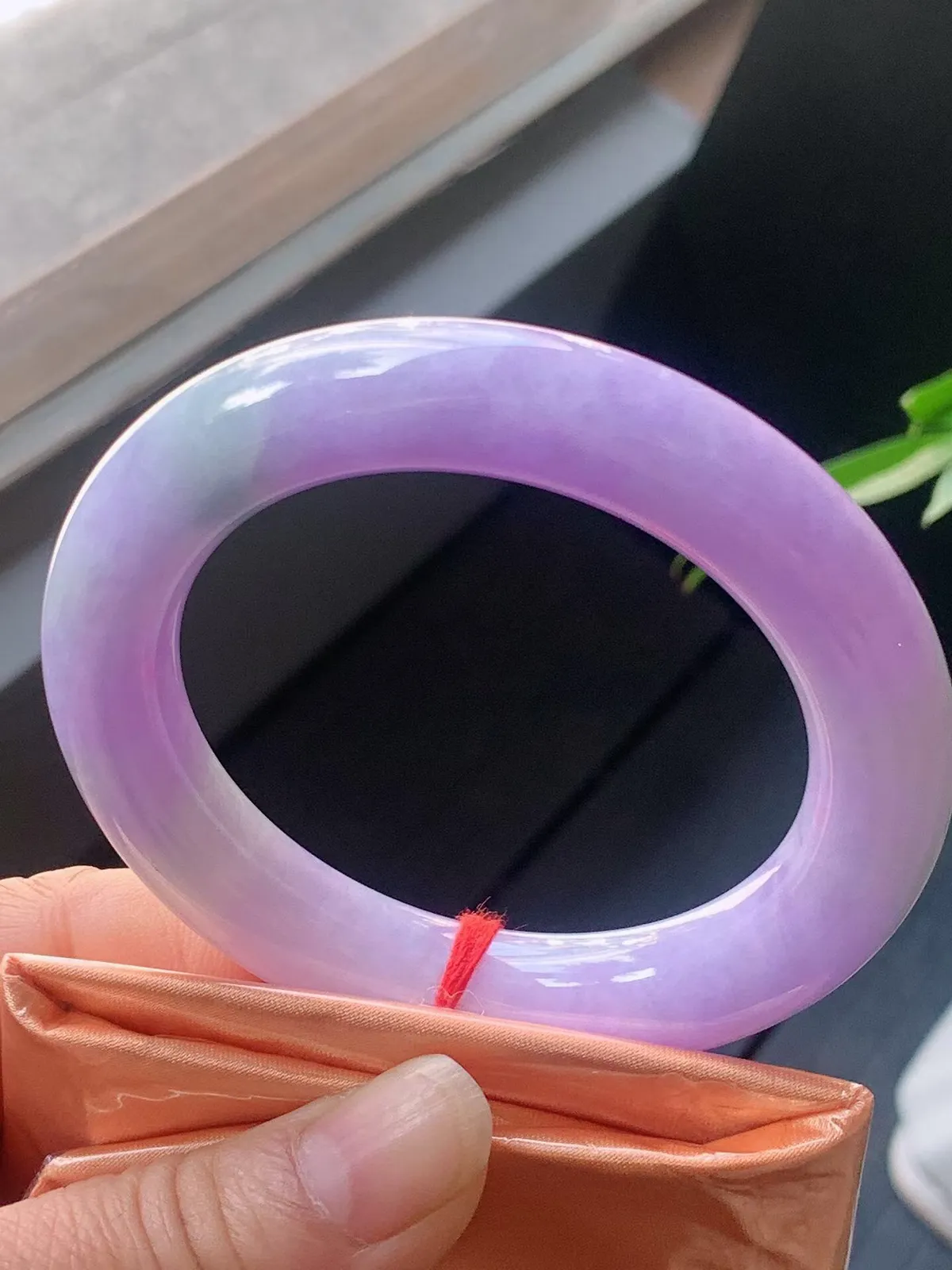 【翡翠名称】冰润紫罗兰54.5圈口圆条手镯
【翡翠尺寸】54.5/11.8/11.6mm适合正圈口佩戴
【翡翠描述】宝贝种老水足，玉质细腻，色泽靓丽，性价比高，佩戴效果好！
【其它赠送】权威证书/精美挂绳盒子/支持全国复检