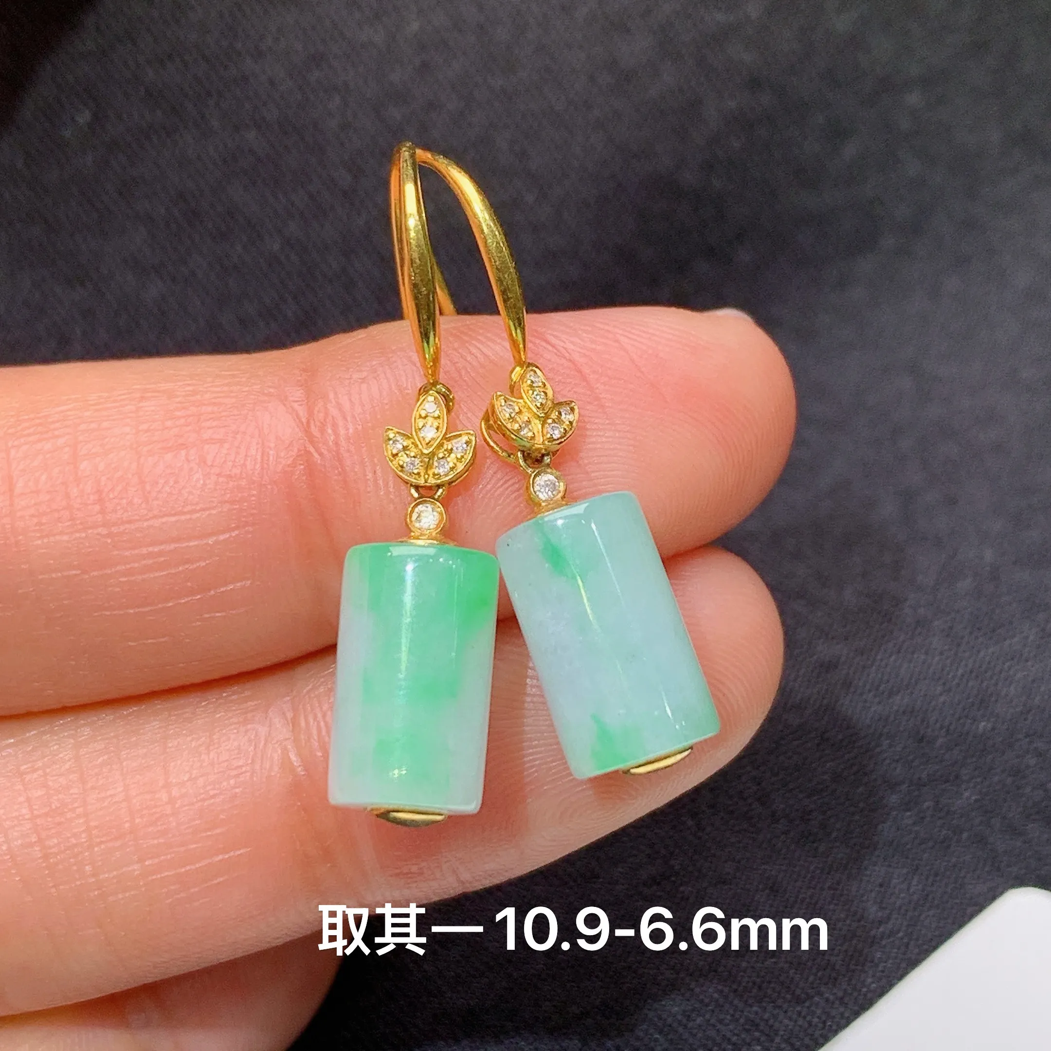 冰飘绿平安柱耳坠，18k金镶嵌，简约时尚，冰润细腻，种水足，Lh裸石尺寸10.9*6.6