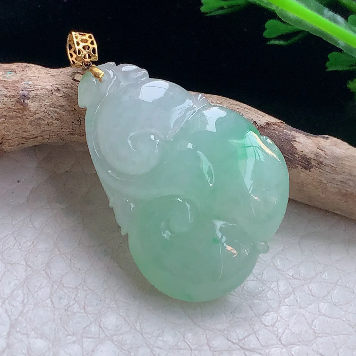 x54自然光34.2*23.8*7精美翡翠a货飘绿祥云如意玉吊坠 玉挂件