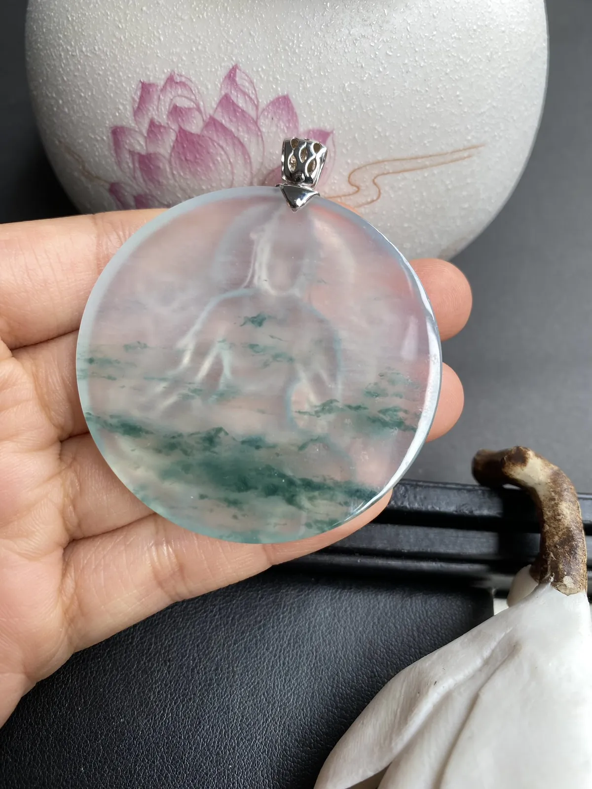 林佳裕作品-持莲观音，裸石54x6.2mm，雕工精湛，质地细腻