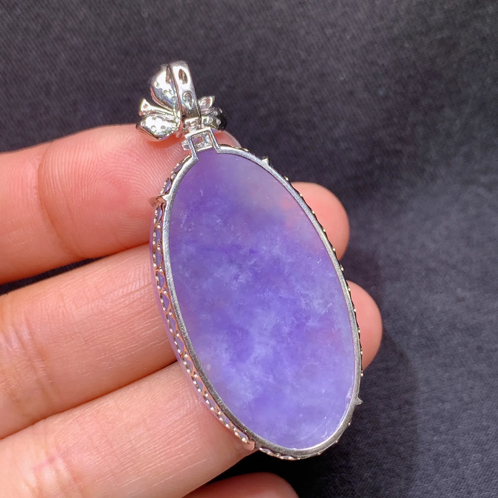 紫罗兰圆牌吊坠，18k金镶嵌，温润细腻，色泽浓郁，种水足，Xu 尺寸46.7*20.5*6.6