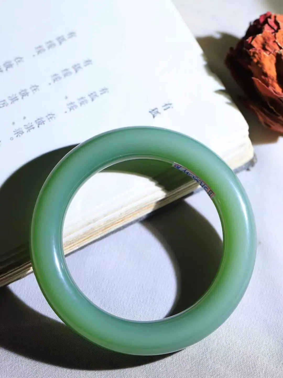 【碧色荡漾·手镯】

收藏级传家臻品和田玉碧玉猫眼手镯，玉质细腻温润，手感舒适，️线条流畅，简约大气，美自天成，佩戴于腕间，婉约之美，举手投足间透出那份低调奢华，醉人心扉。重65.32克  内径圈口54mm  尺寸11.6-11.5mm  FDA-661201233