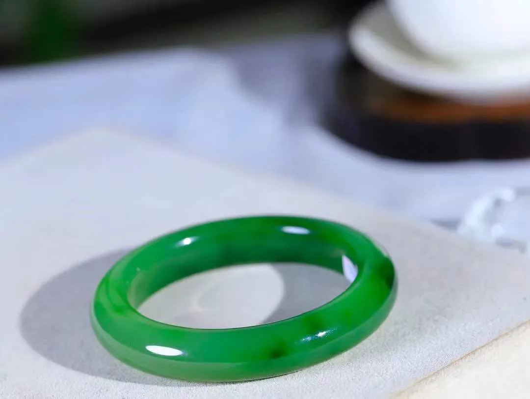 【碧波流转·手镯】

收藏级️和田玉碧玉手镯，玉质细腻温润，手感舒适，️线条流畅，简约大气，美自天成，佩戴于腕间，婉约之美，举手投足间透出那份低调奢华，醉人心扉。
重58.5克 内径圈口53.3mm尺寸11.7-9.7mm  FDA-131201208