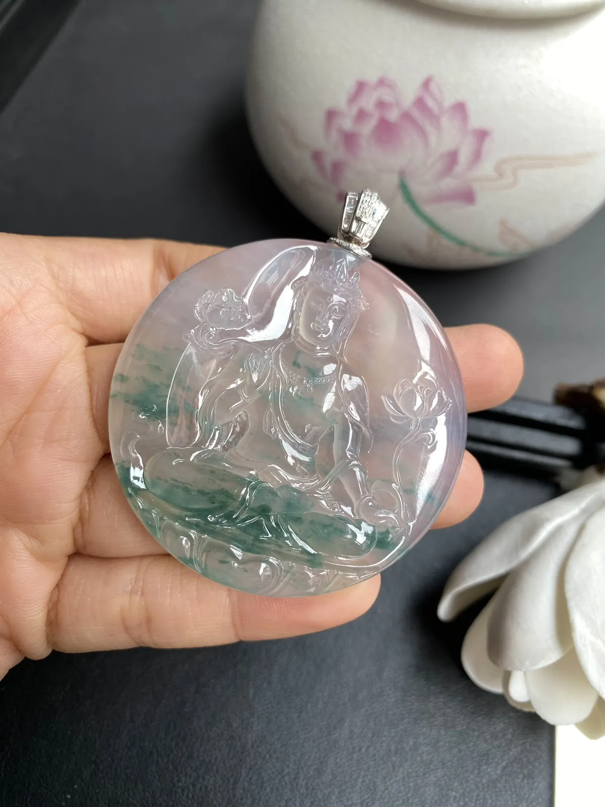 林佳裕作品-持莲观音，裸石54x6.2mm，雕工精湛，质地细腻