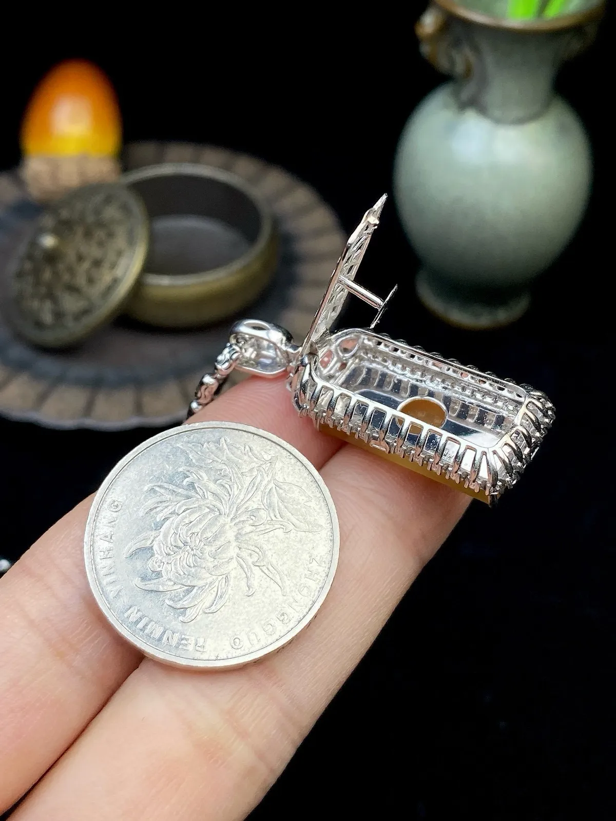 【冰种黄翡无事柱】质地细腻，冰润透亮，光泽出众，冰感十足，18k金钻镶嵌，裸石尺寸21*9.4*3.4毫米