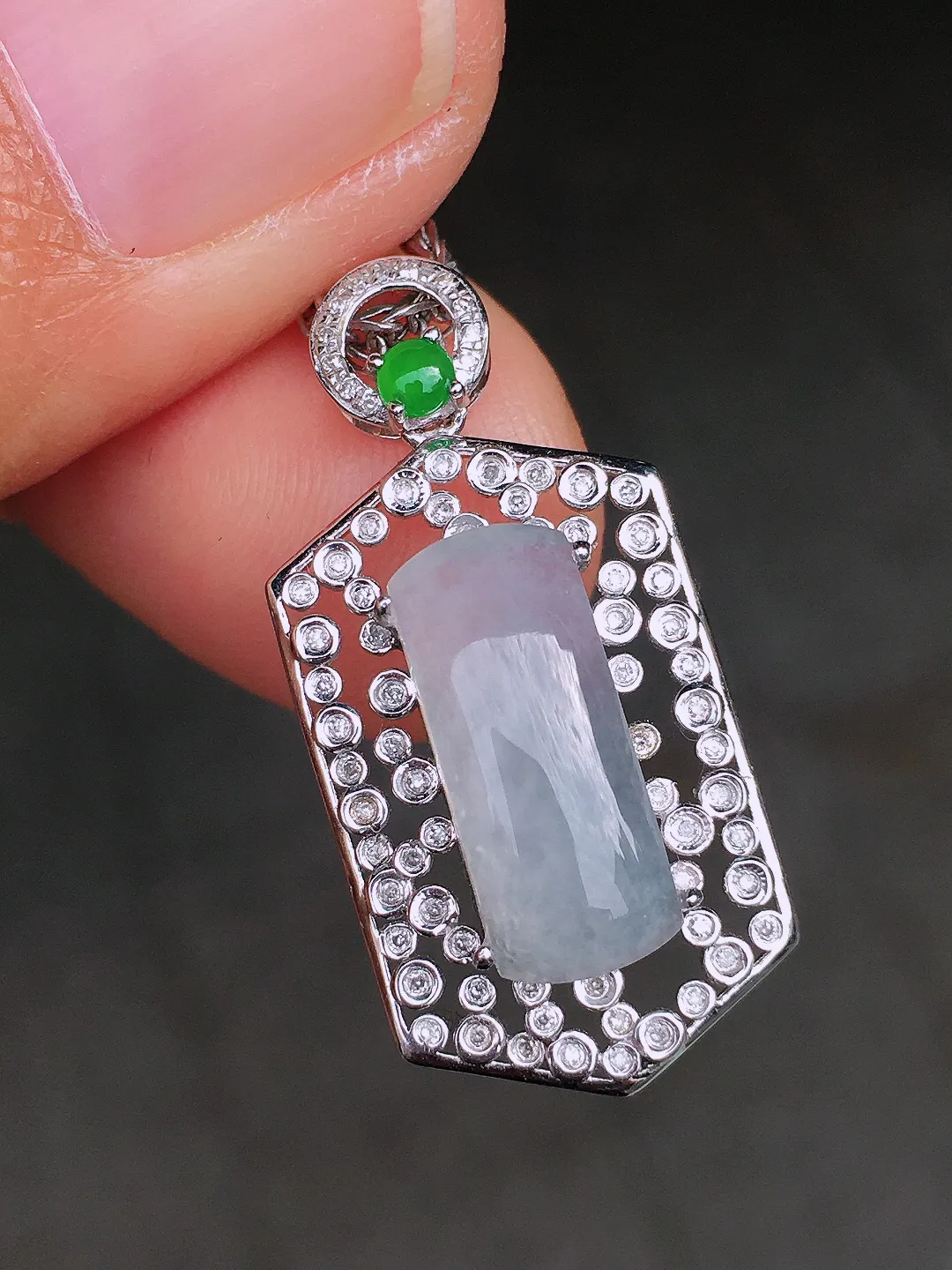 冰种无事牌吊坠，玉质细腻，荧光感超
强，饱满圆润，尽显优雅气质，18k
金豪华镶嵌