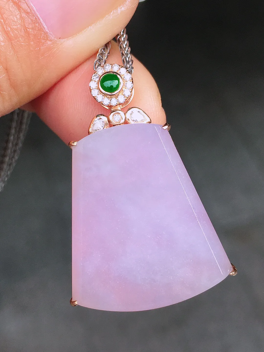 紫罗兰无事牌吊坠，色泽均匀艳丽，玉质细腻，荧光感超
强，饱满圆润，尽显优雅气质，18k
金豪华镶嵌